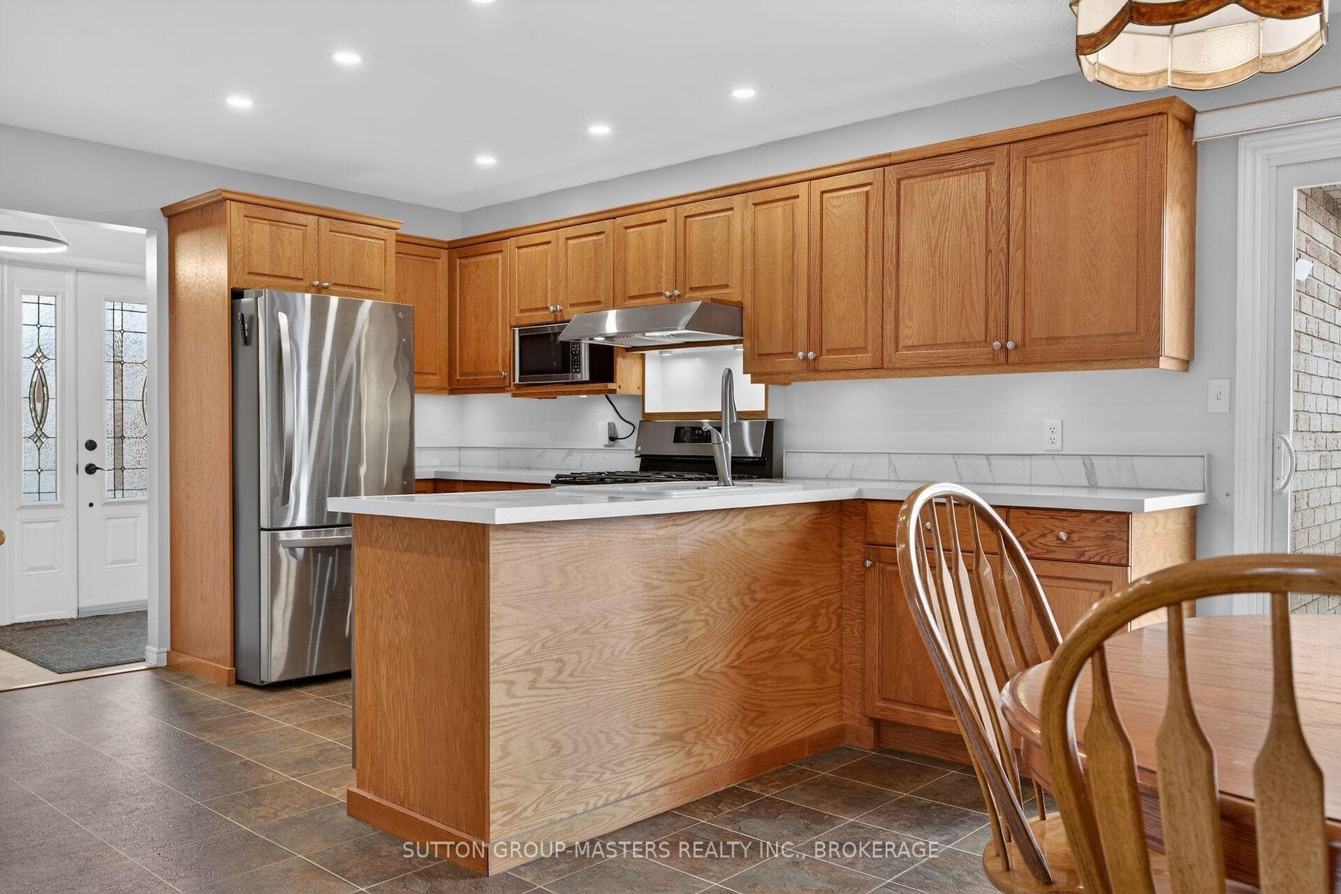 1080 Palmerston Crescent photo 4