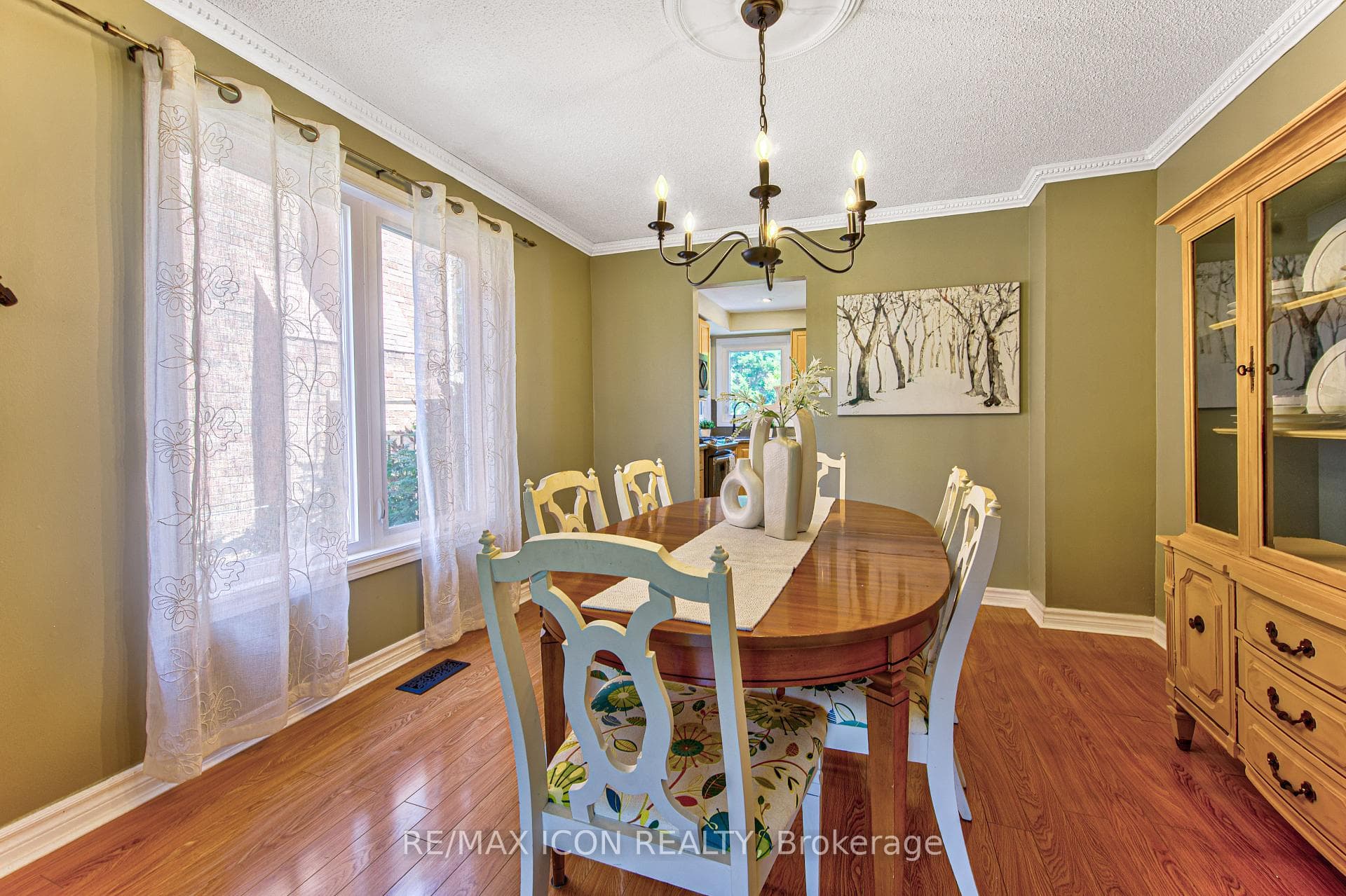 15 Hall Crescent photo 7