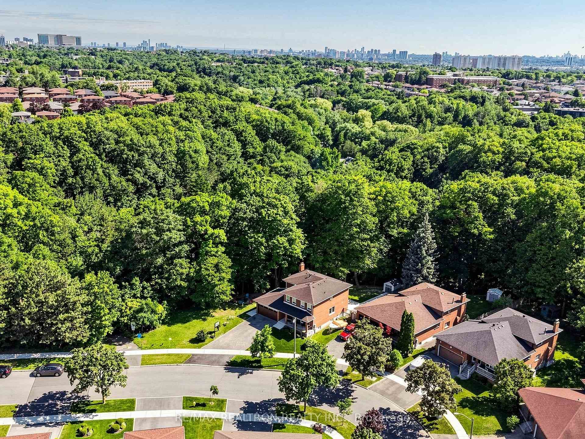 132 Stilecroft Drive photo 48