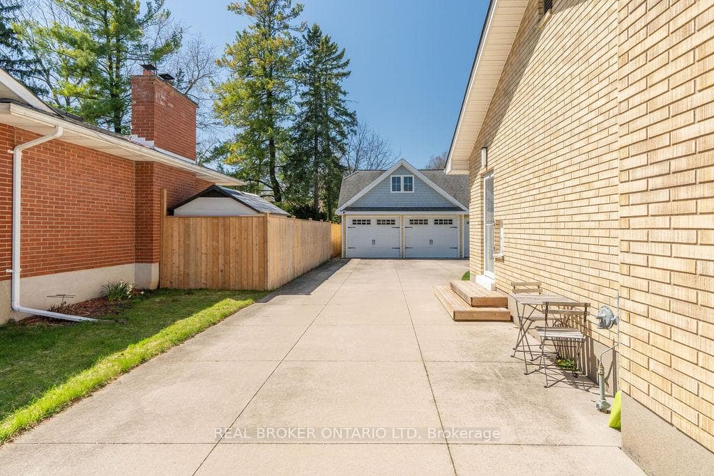 15 Mcleod Crescent photo 5