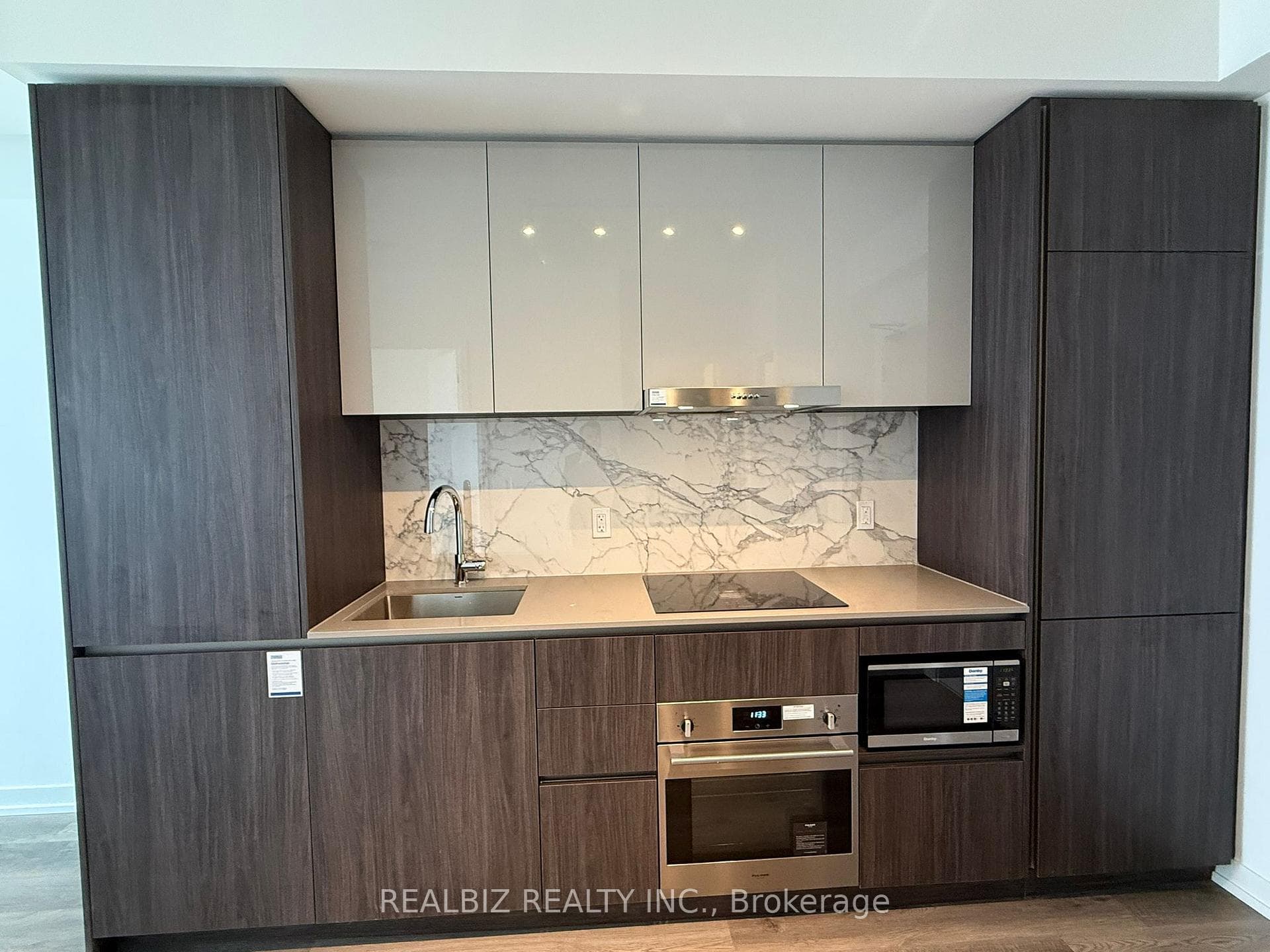 8 Interchange Way Unit 5803 photo 3