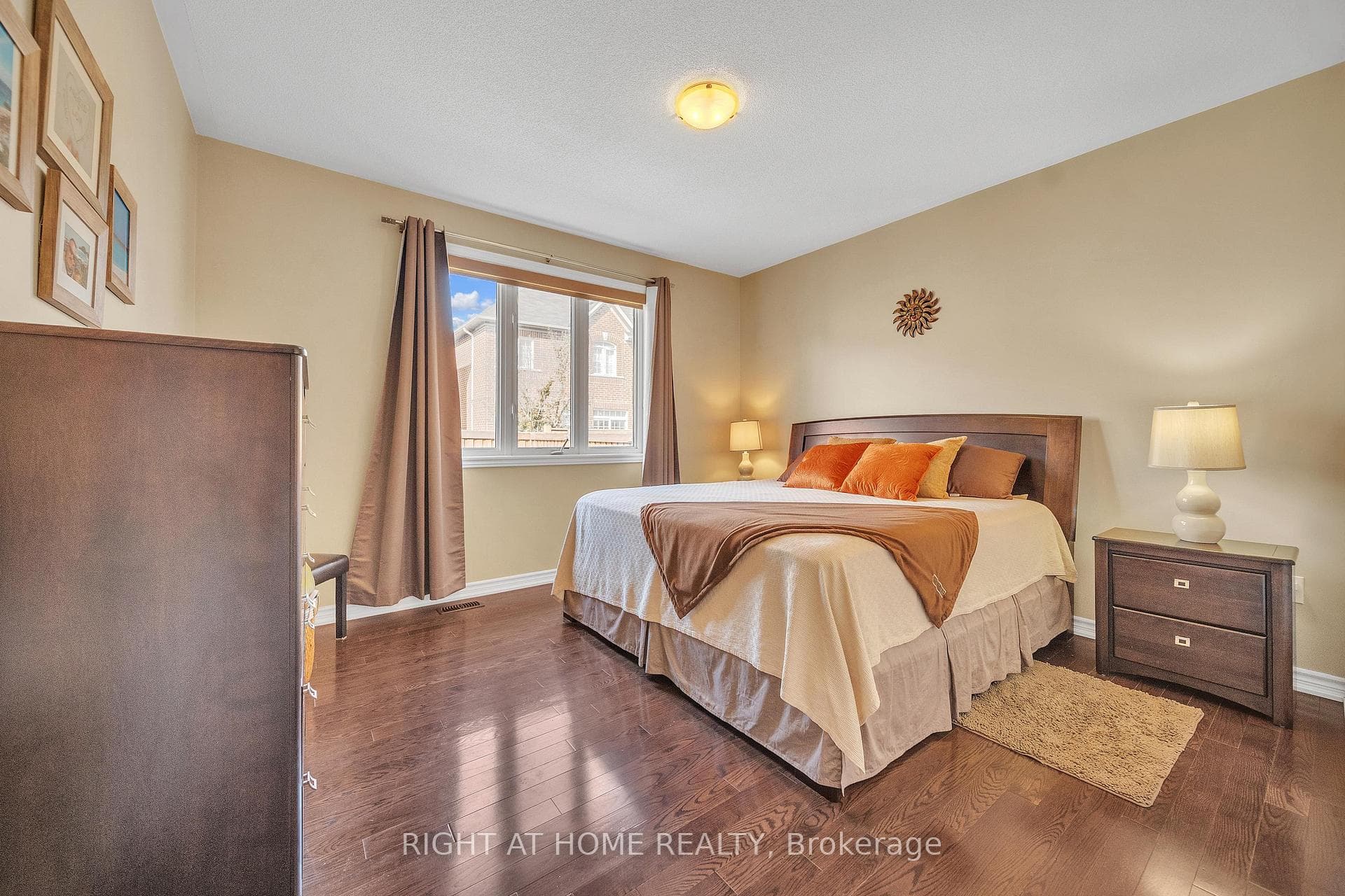 16 Sewell Crescent photo 19