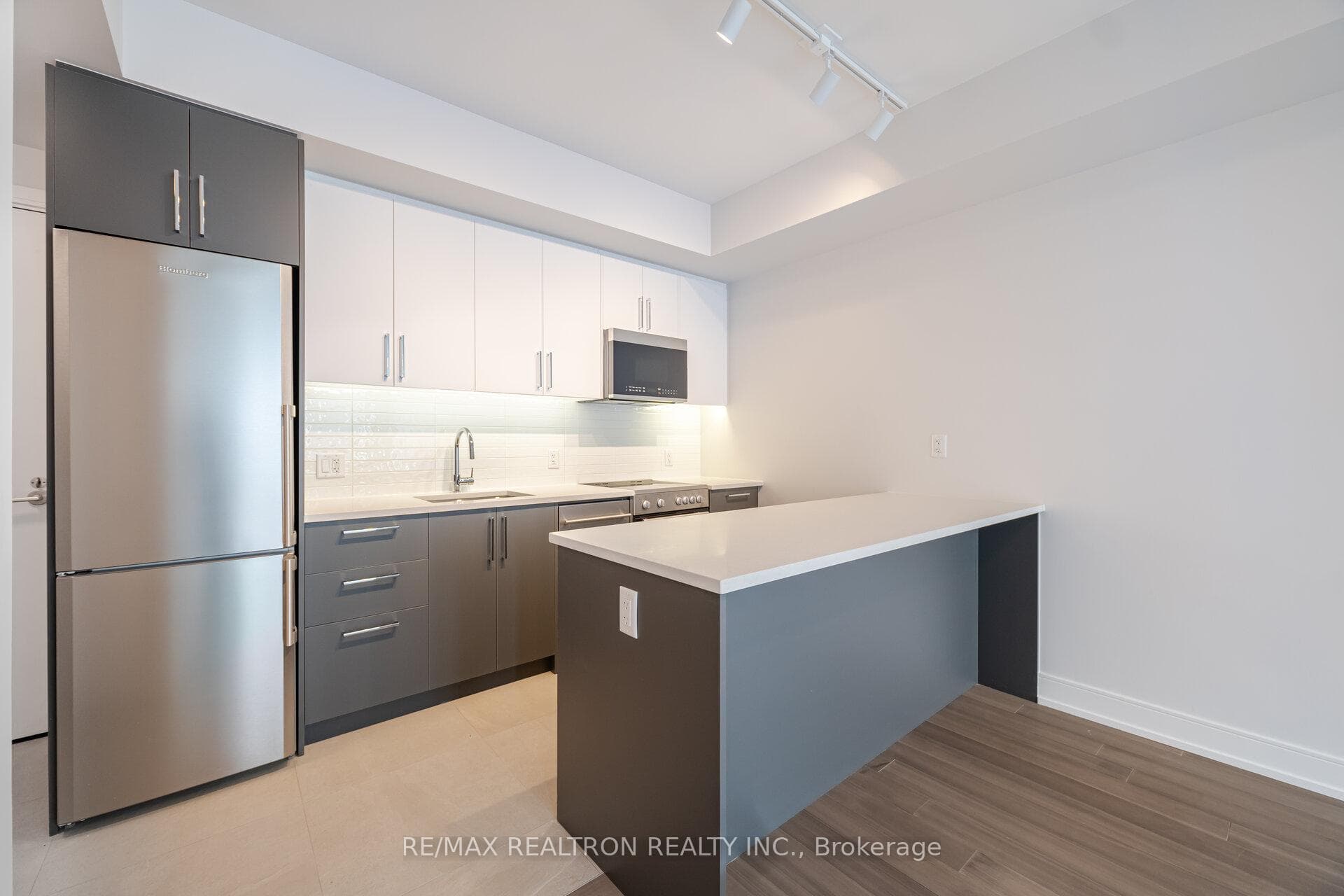 664 Spadina Avenue Unit 303 photo 3