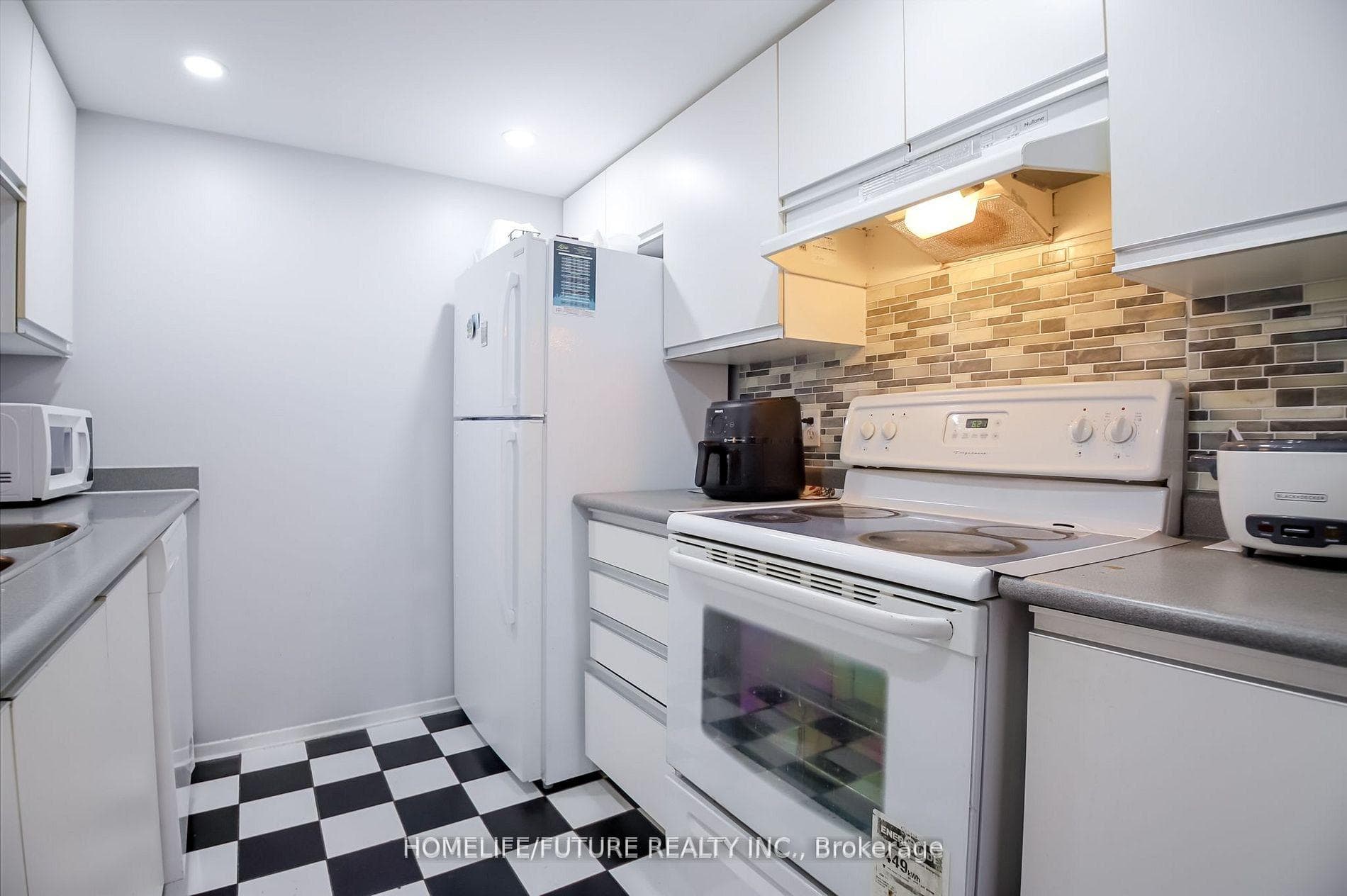 2550 Lawrence Avenue Unit 816 photo 29
