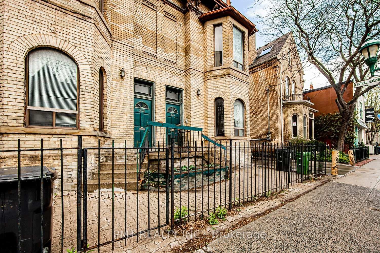 202 Gerrard Street Unit 1 photo 2