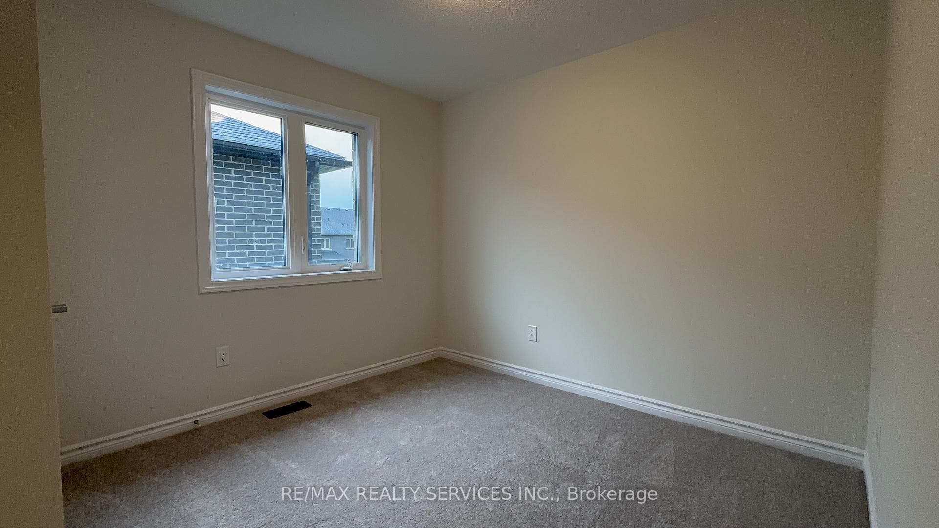 10 Molnar Crescent photo 20