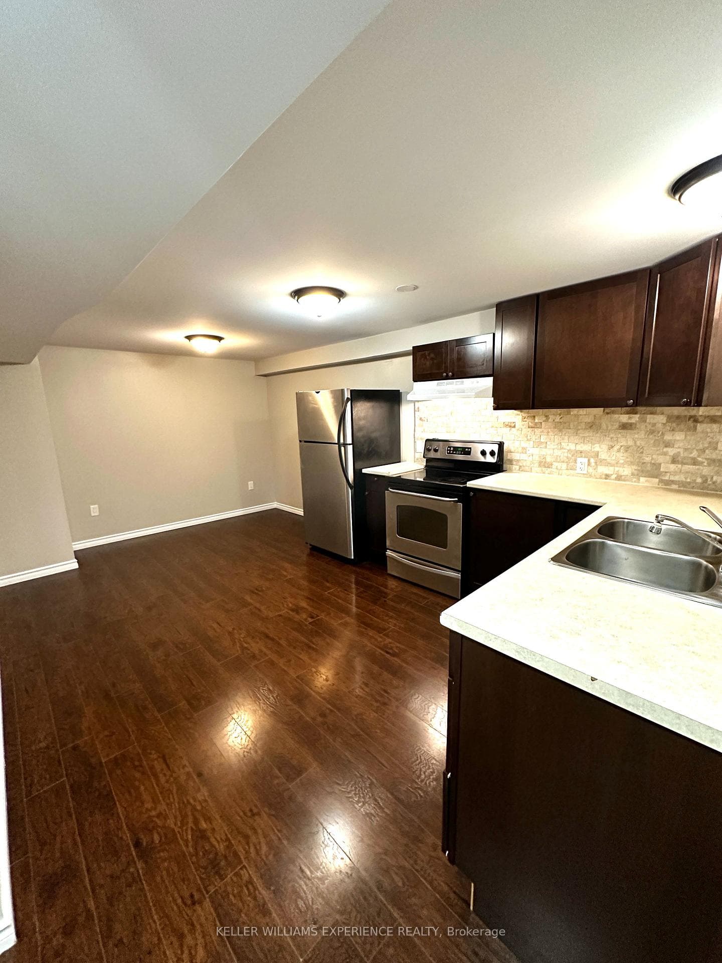 33 Daphne Crescent Unit Lower photo 4