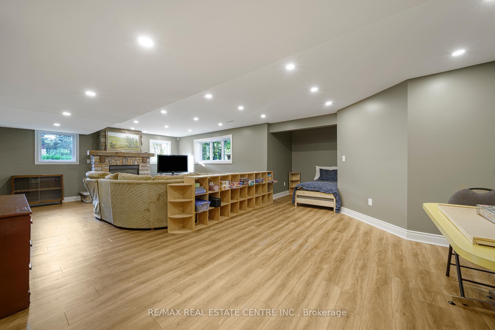 112 Dirksen Court photo 34