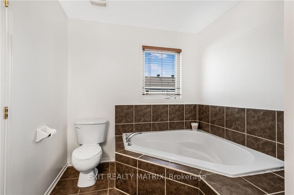 1119 BRASSEUR Crescent photo 25