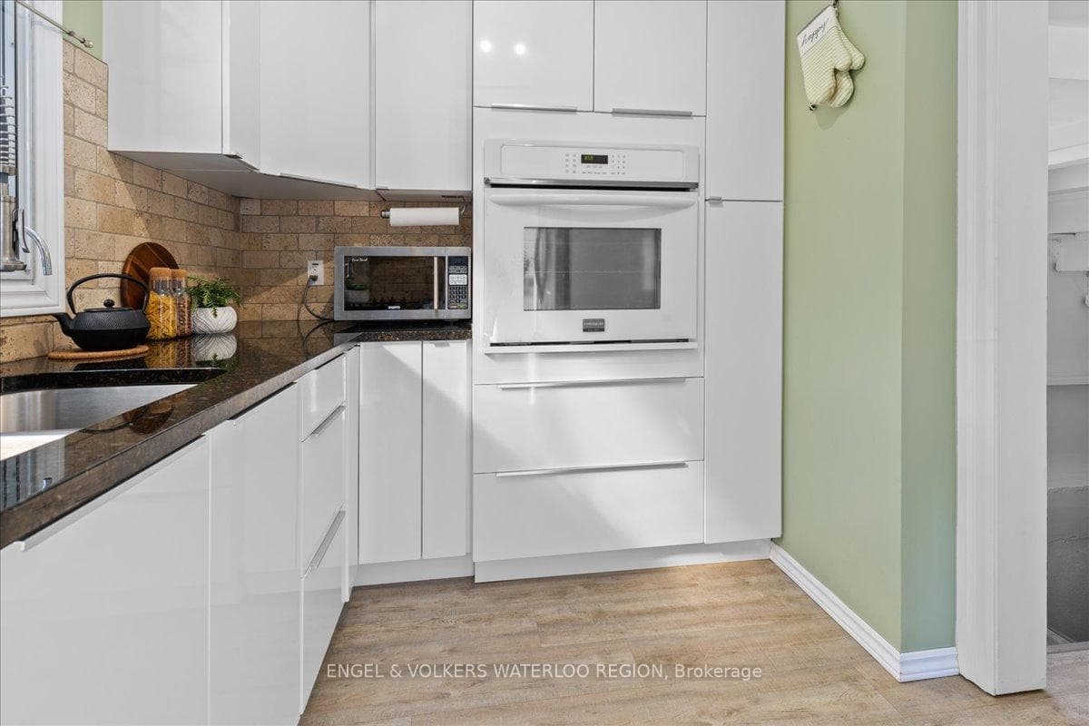 11 Barrett Avenue photo 14