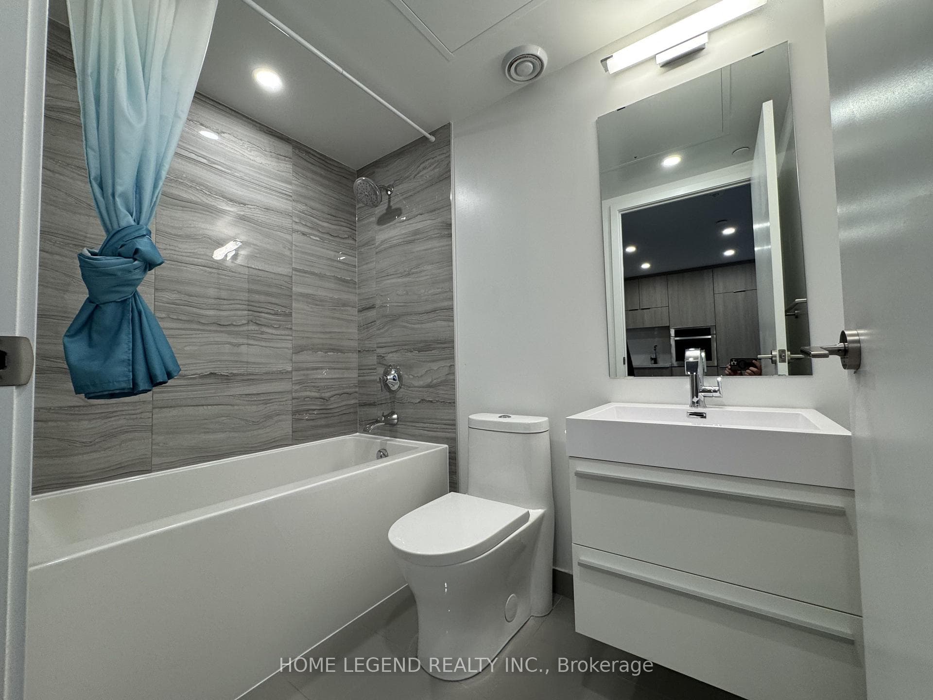 39 Roehampton Avenue Unit 706 photo 5