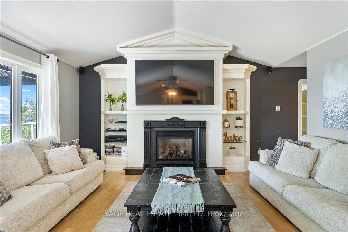 1634 Morris Avenue photo 5
