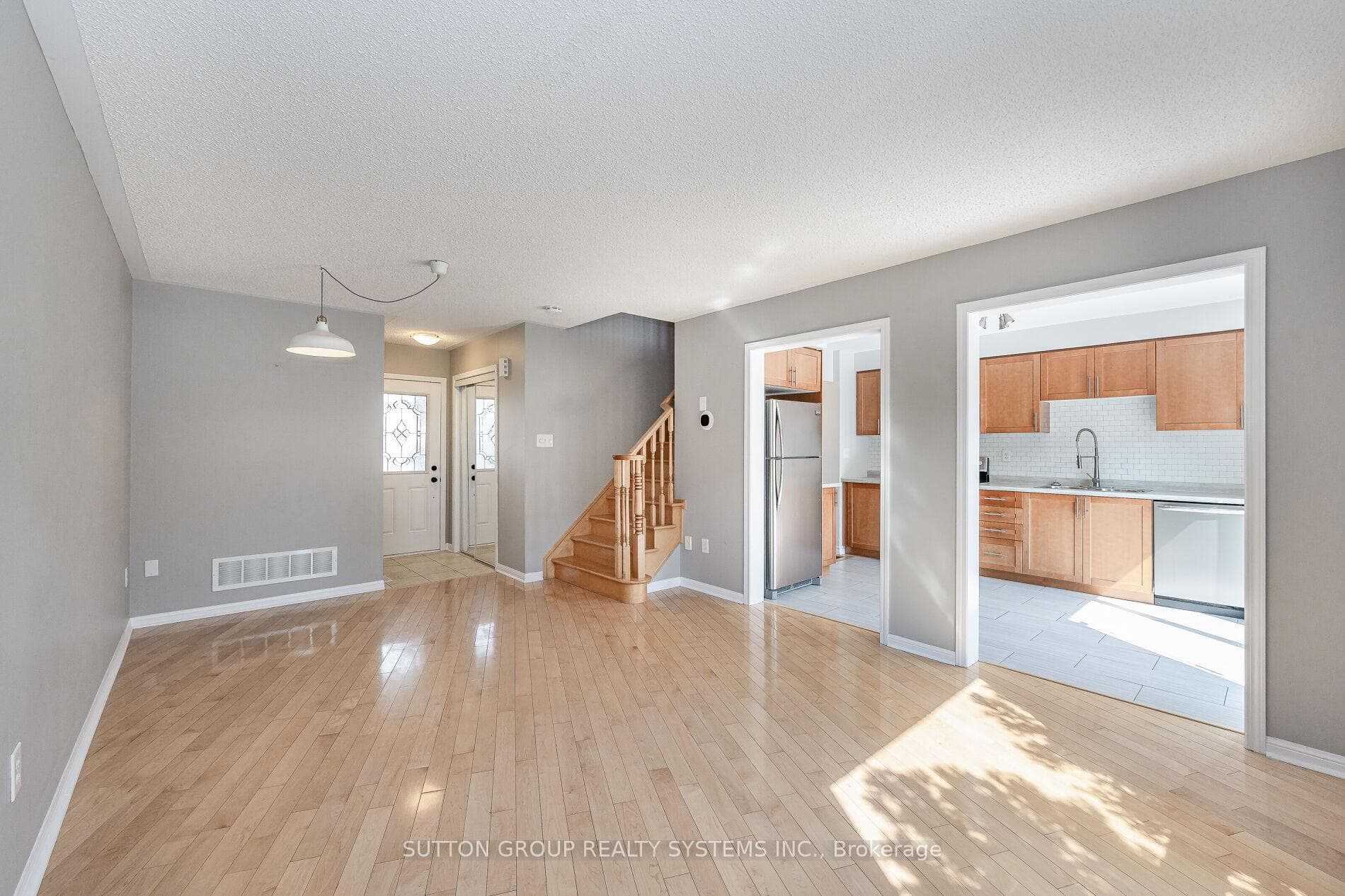 1152 Riddell Crescent photo 7
