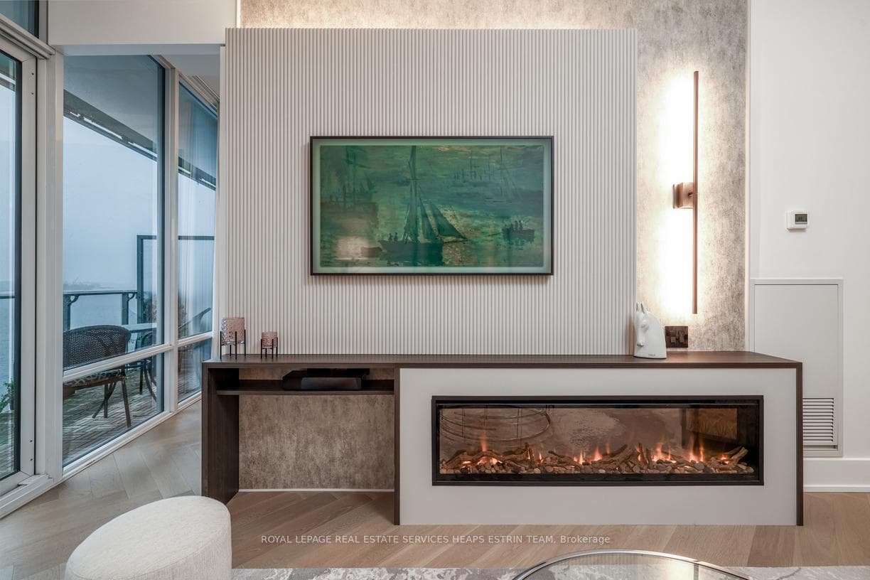 29 Queens Quay Unit 916 photo 25