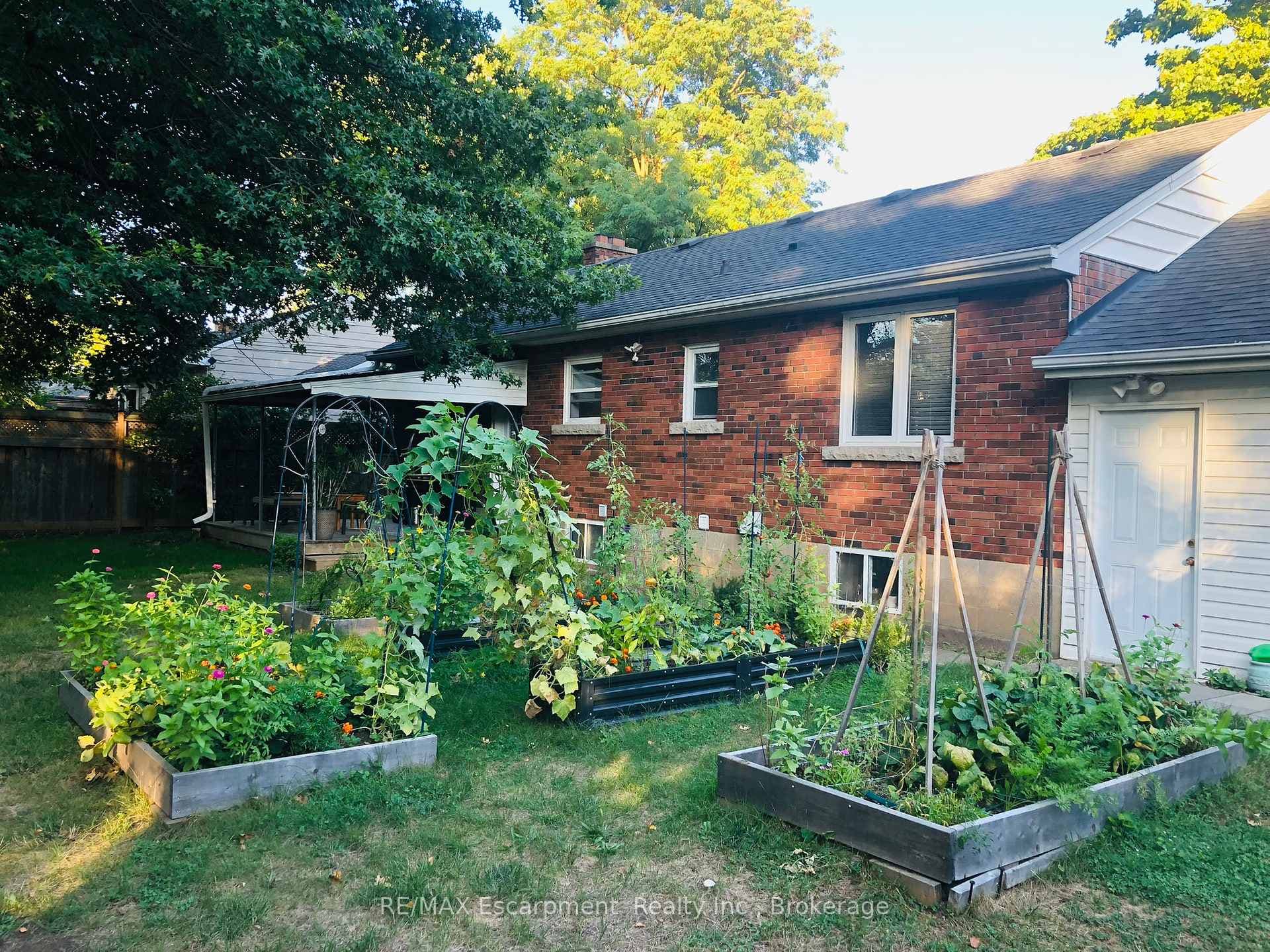 2093 Maplewood Drive Unit LOWER photo 23