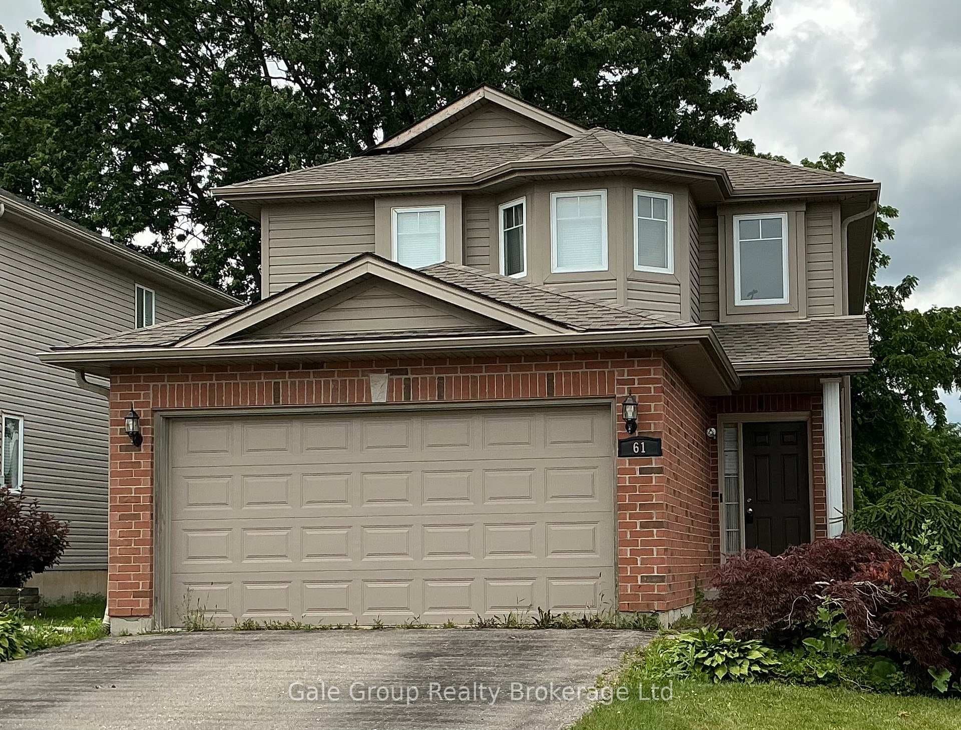 61 Kerr Crescent photo 1