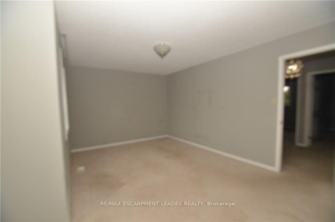 25 Devine Crescent photo 18