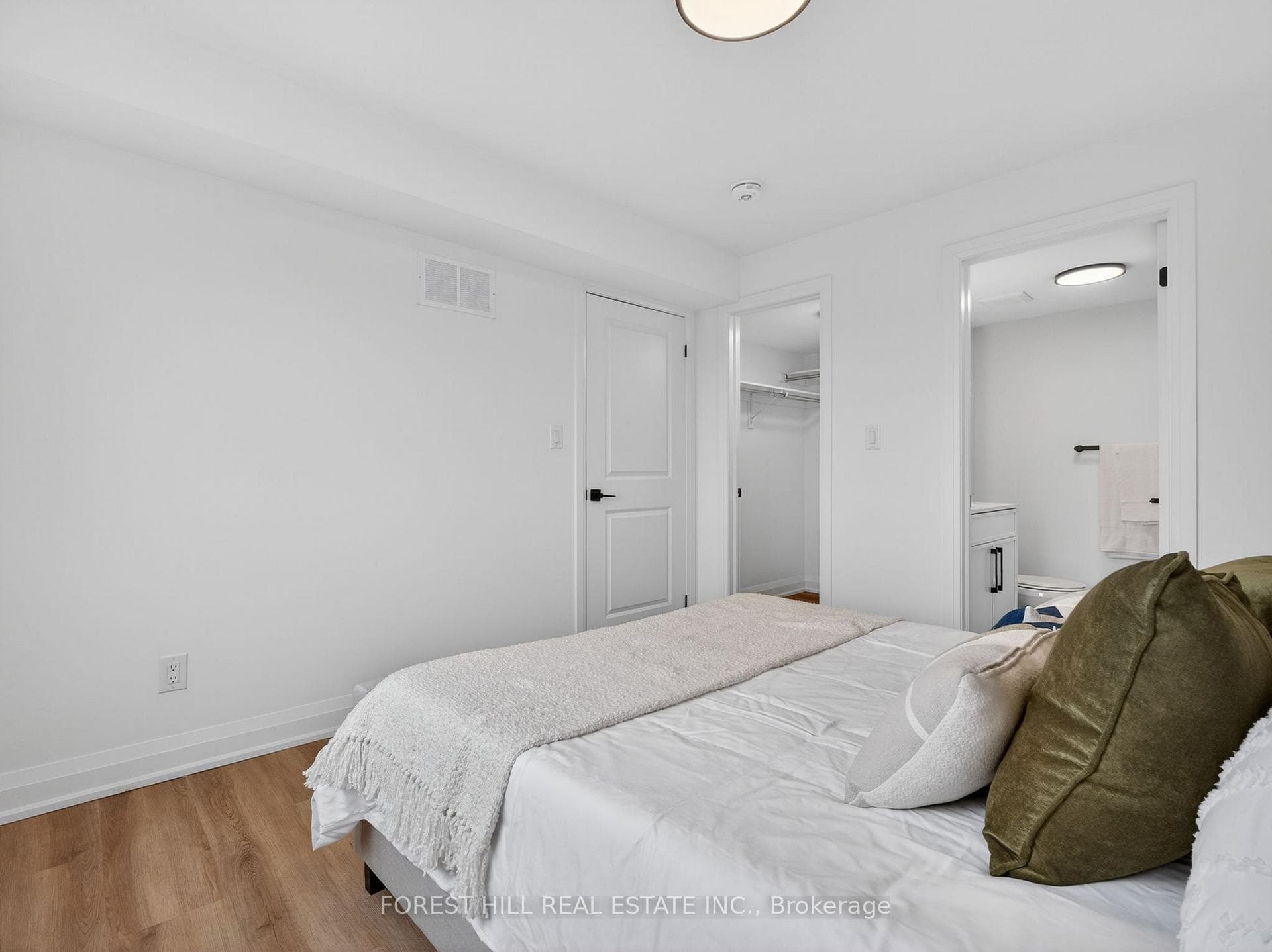 279 REINER Road Unit A photo 32