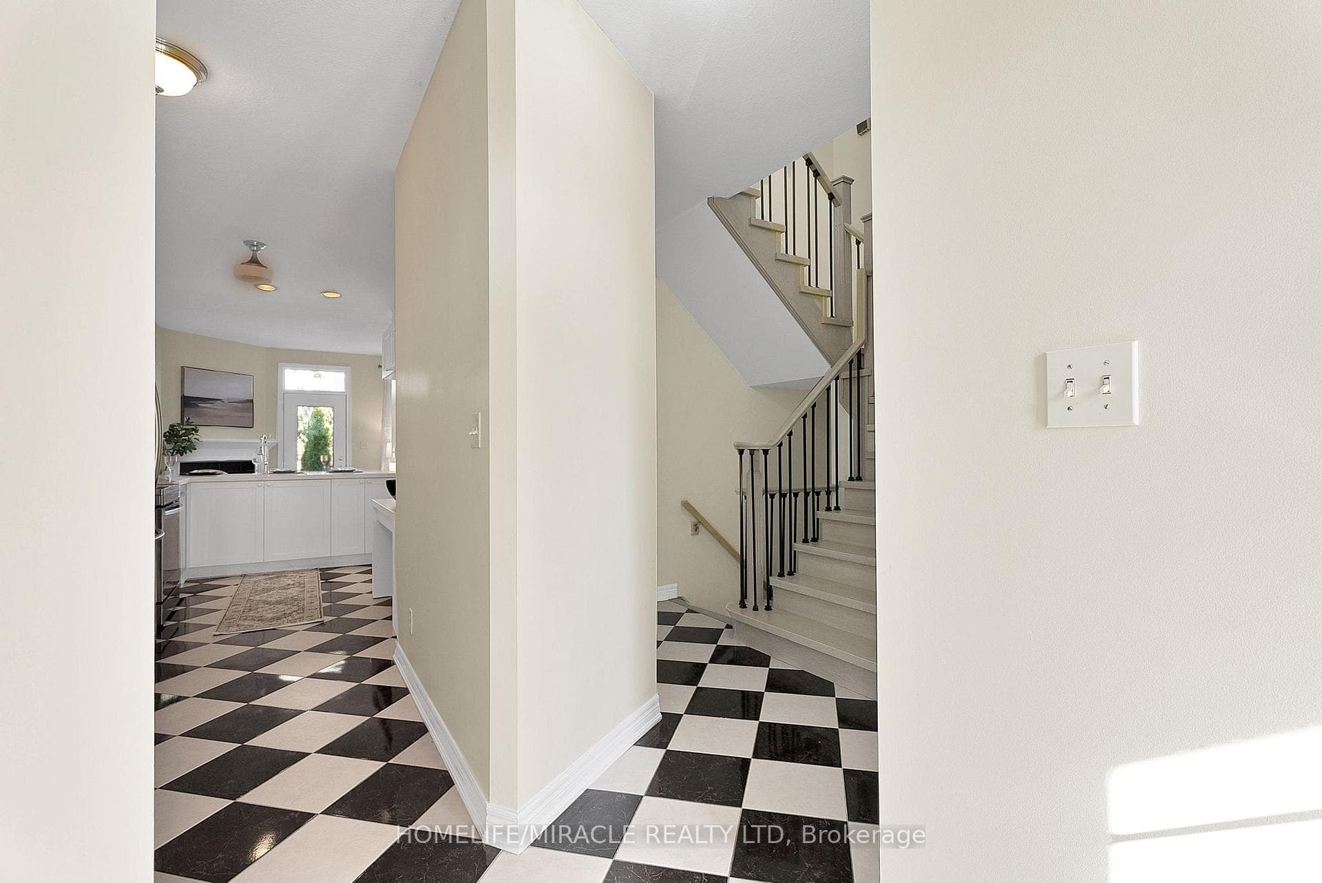 1403 Treeland Street photo 2