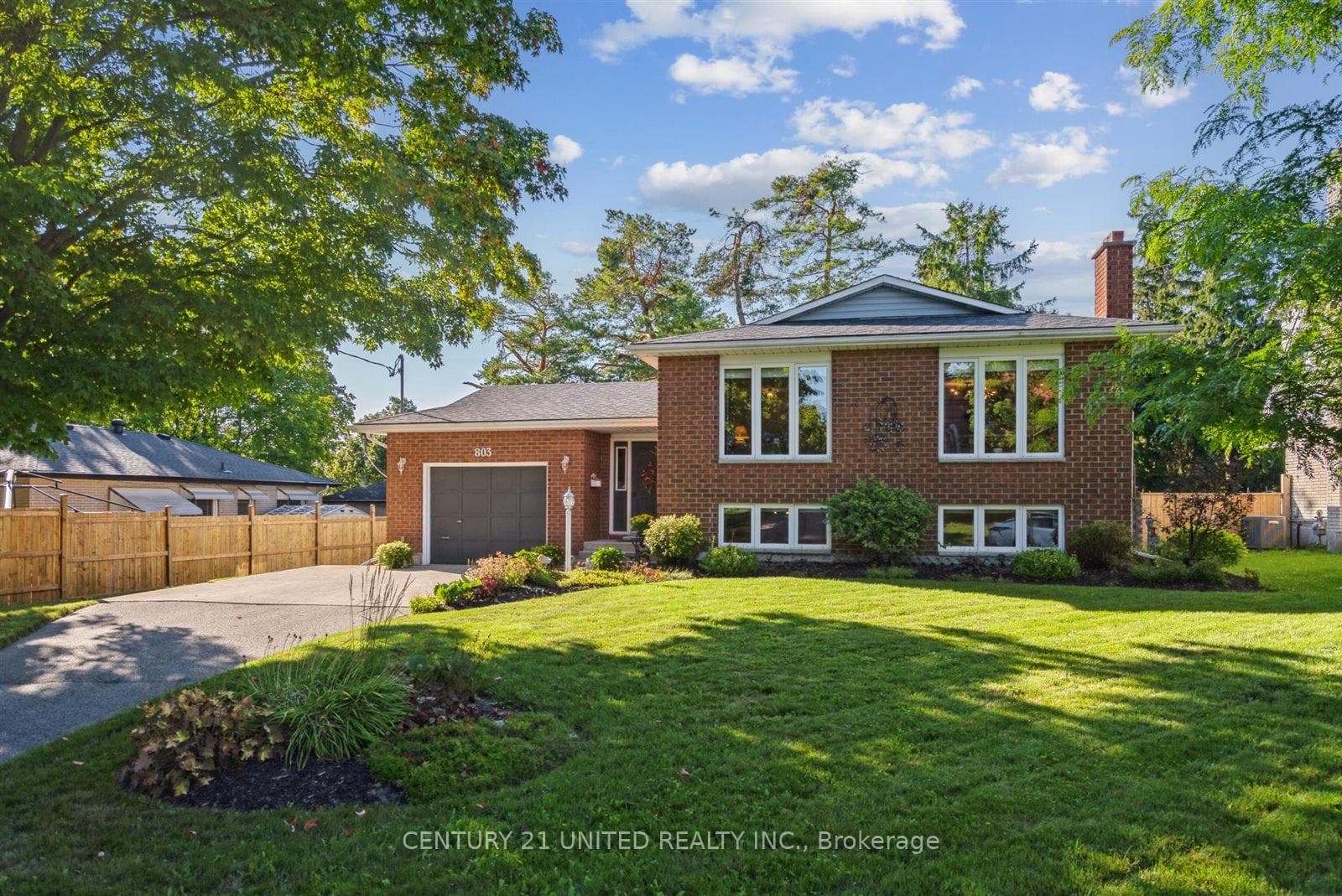 803 Crowley Crescent photo 2
