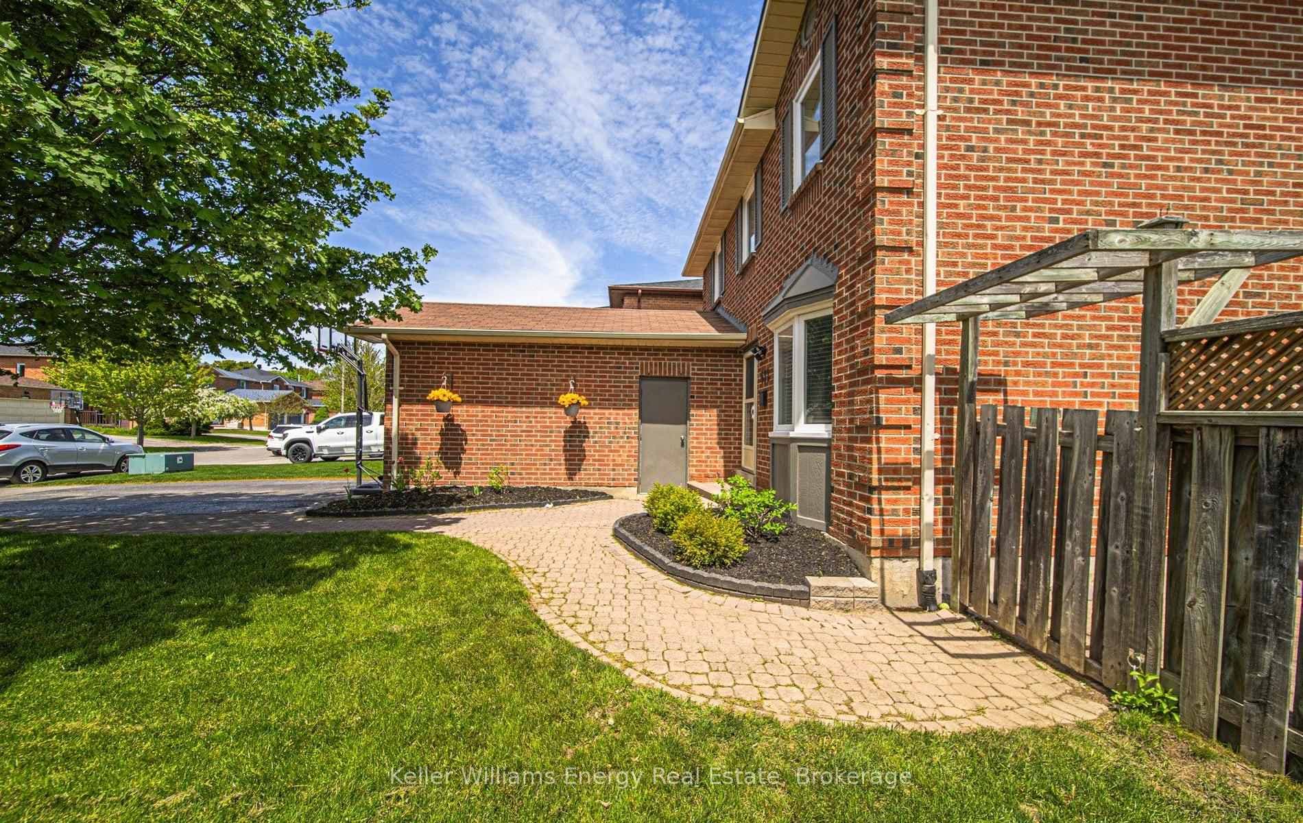 632 Chiron Crescent photo 3
