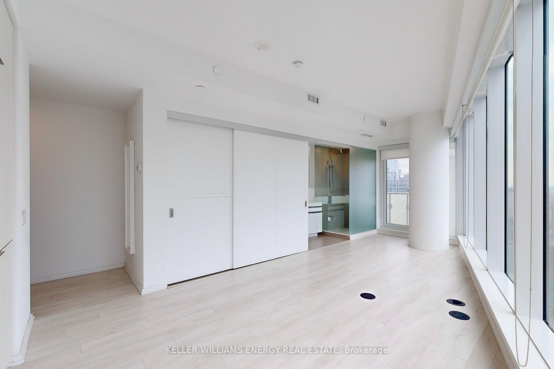 197 Yonge Street Unit 2412 photo 5