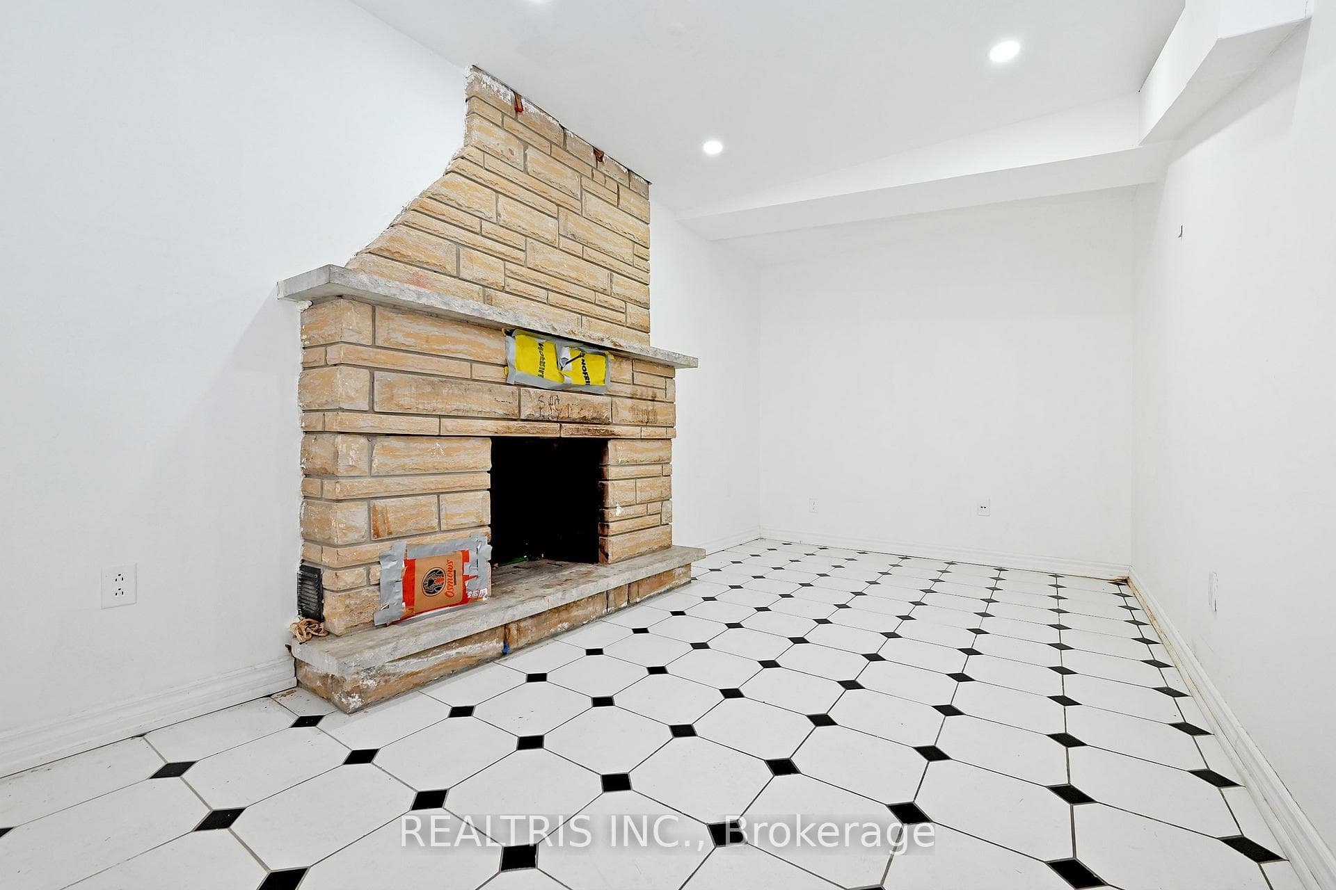 622 The Queensway N/A photo 34