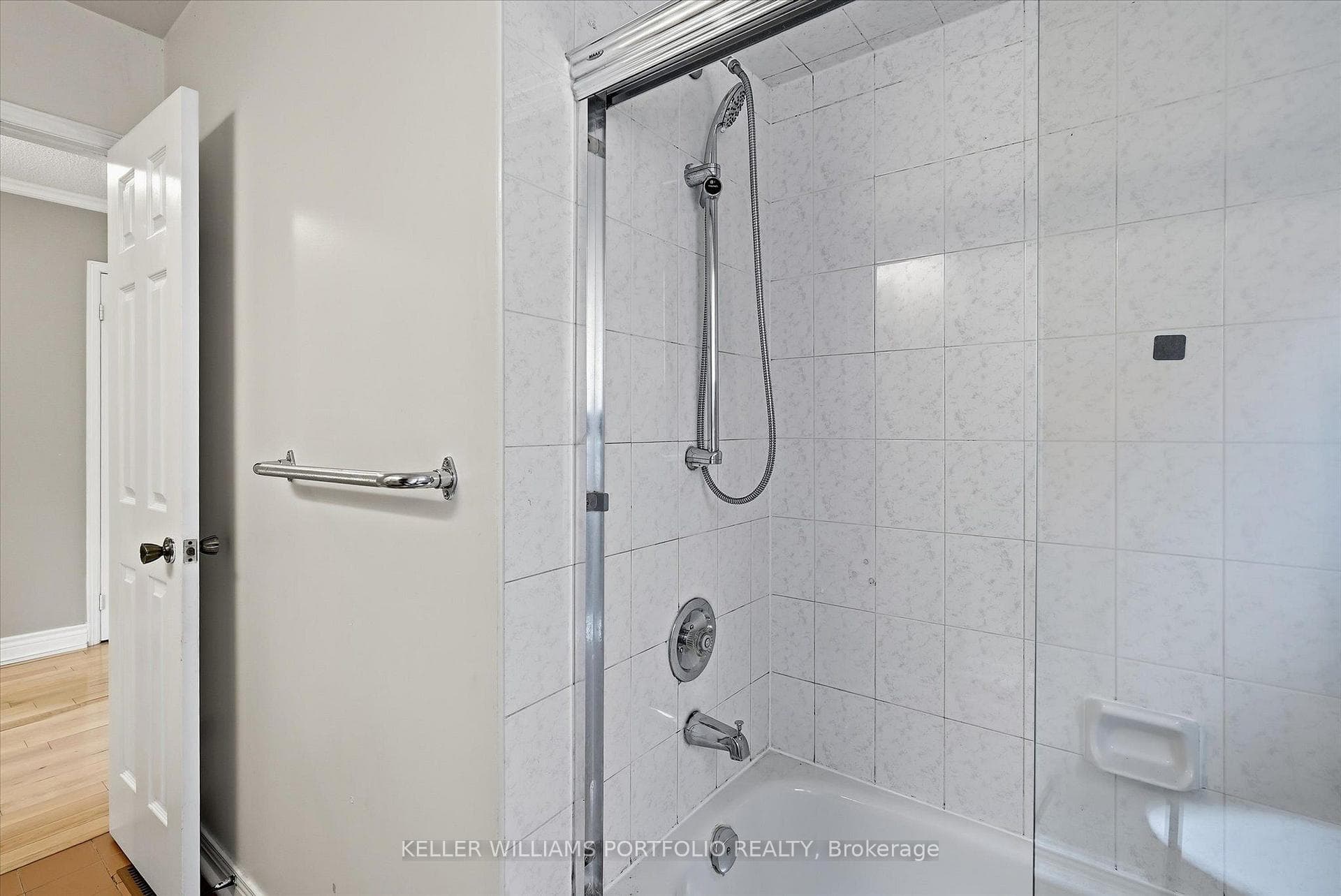 73 Jessica Gardens photo 35