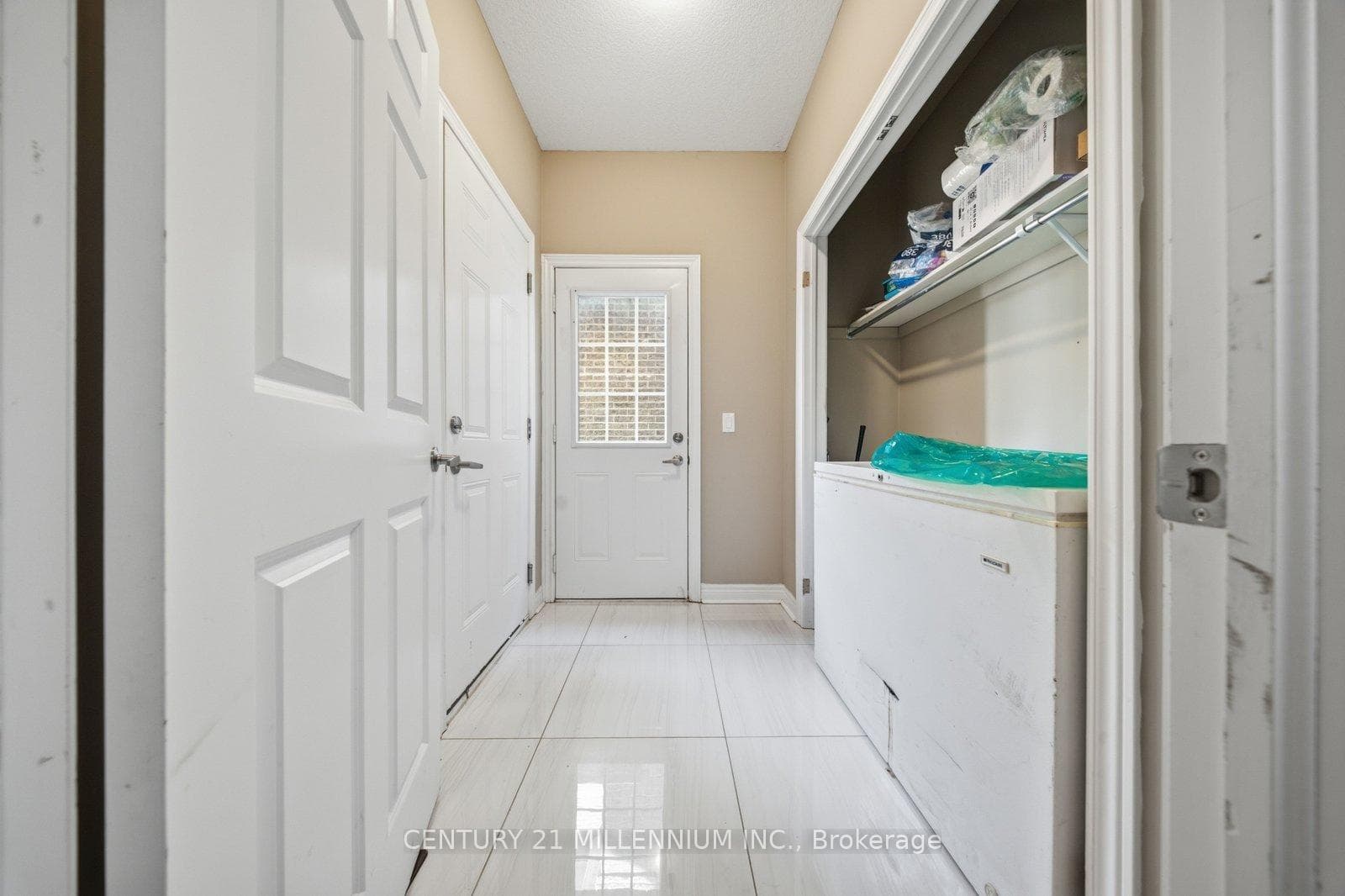1153 Upper Thames Drive photo 21