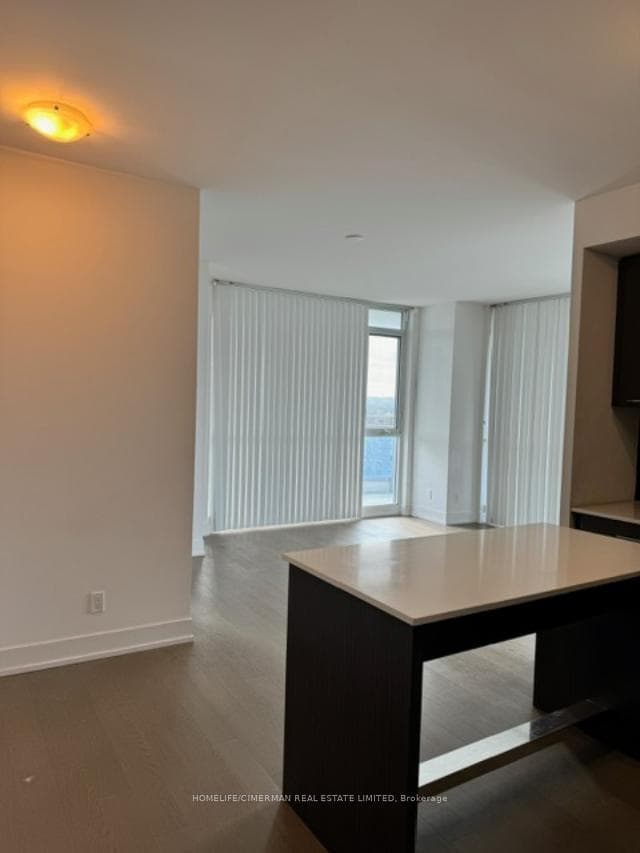 9471 YONGE Street Unit 1615 photo 8