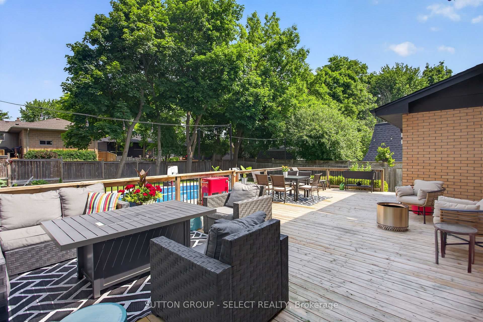 Fully fenced deck