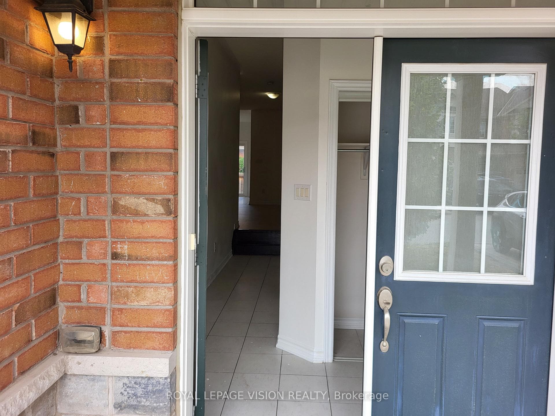 715 Agnew Crescent Unit Upper photo 2