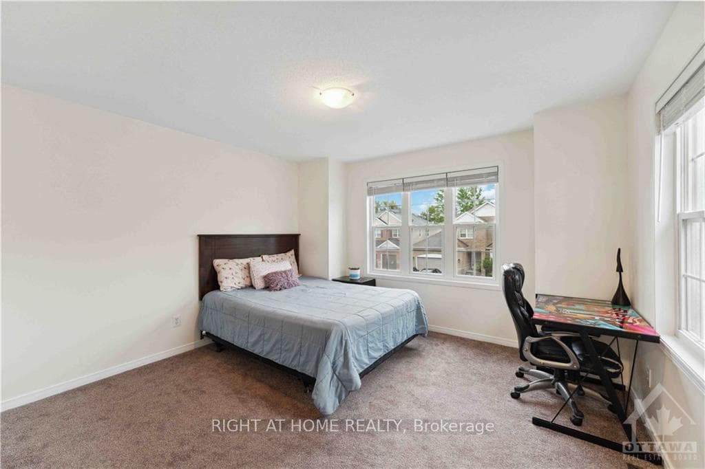 122 STREAMSIDE Crescent photo 21