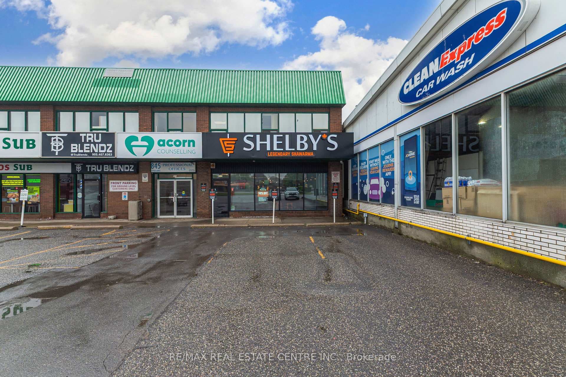 847 Upper James Street photo 3