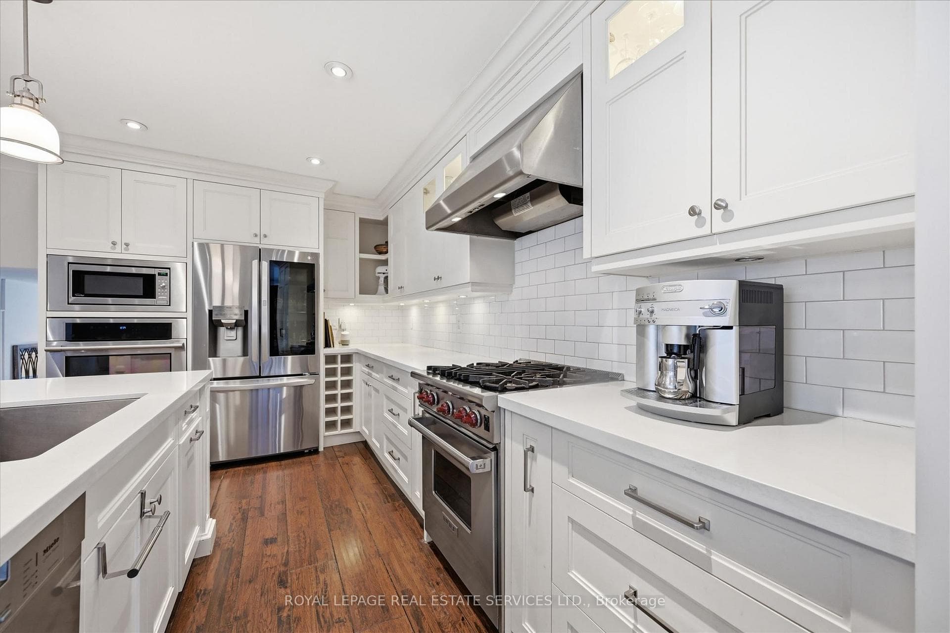 Showstopping Kitchen with Premium S/S Appliances