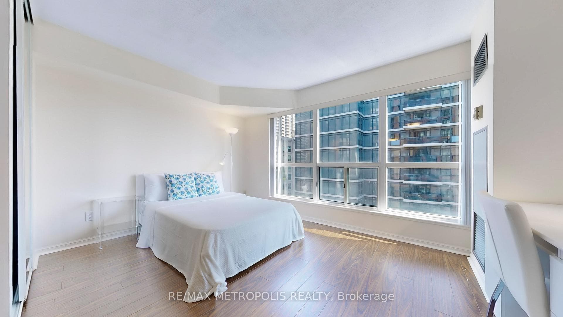 7 Carlton Street Unit 1002 photo 6
