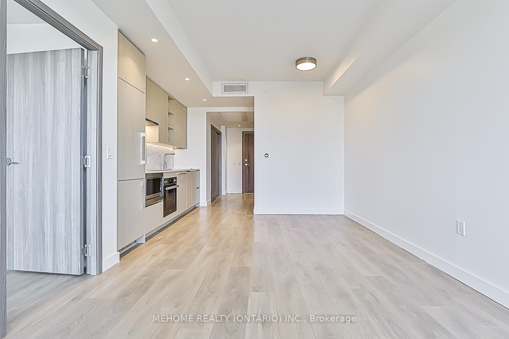 85 Mcmahon Drive Unit 1611 photo 9