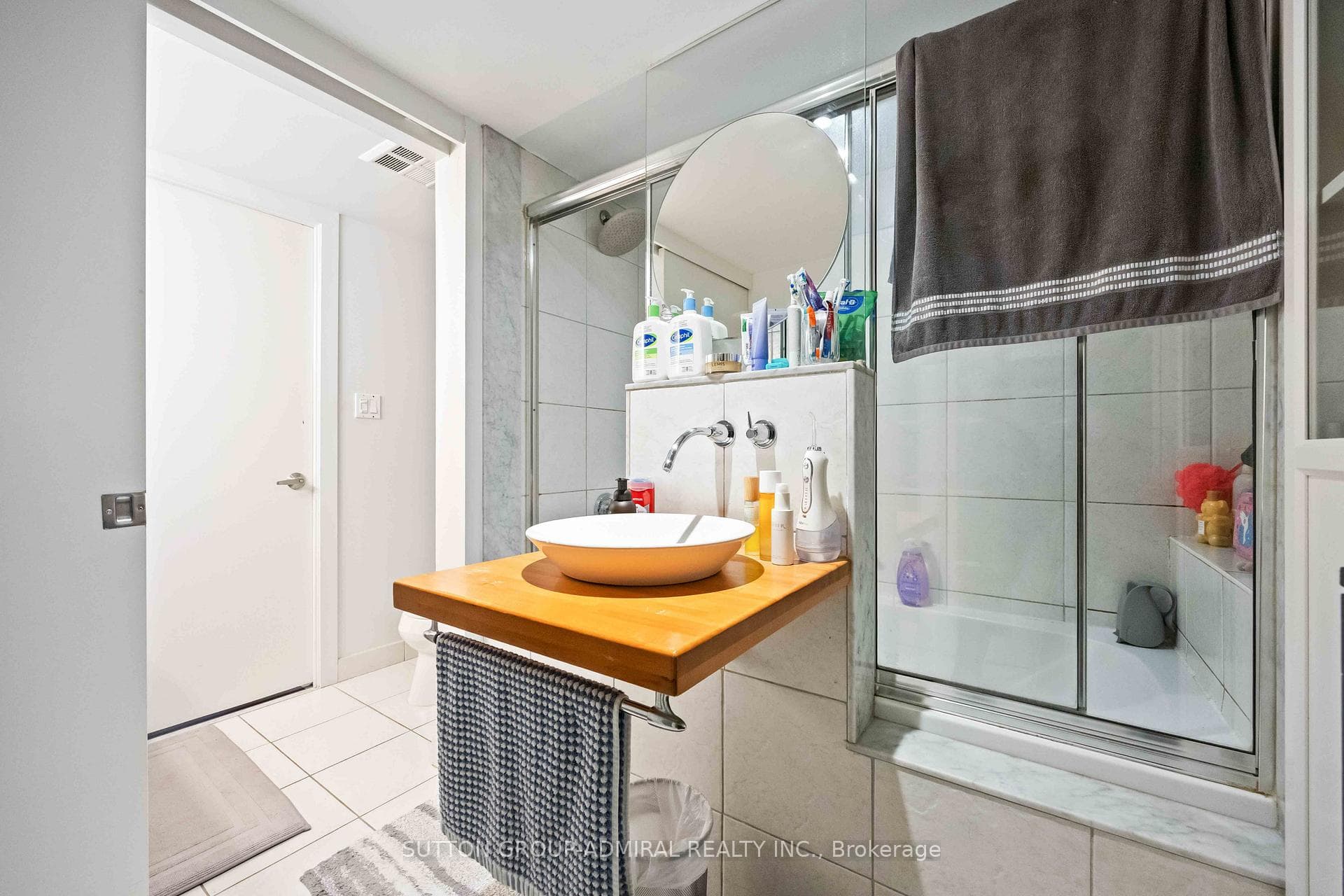 550 Queens Quay Unit 726 photo 32