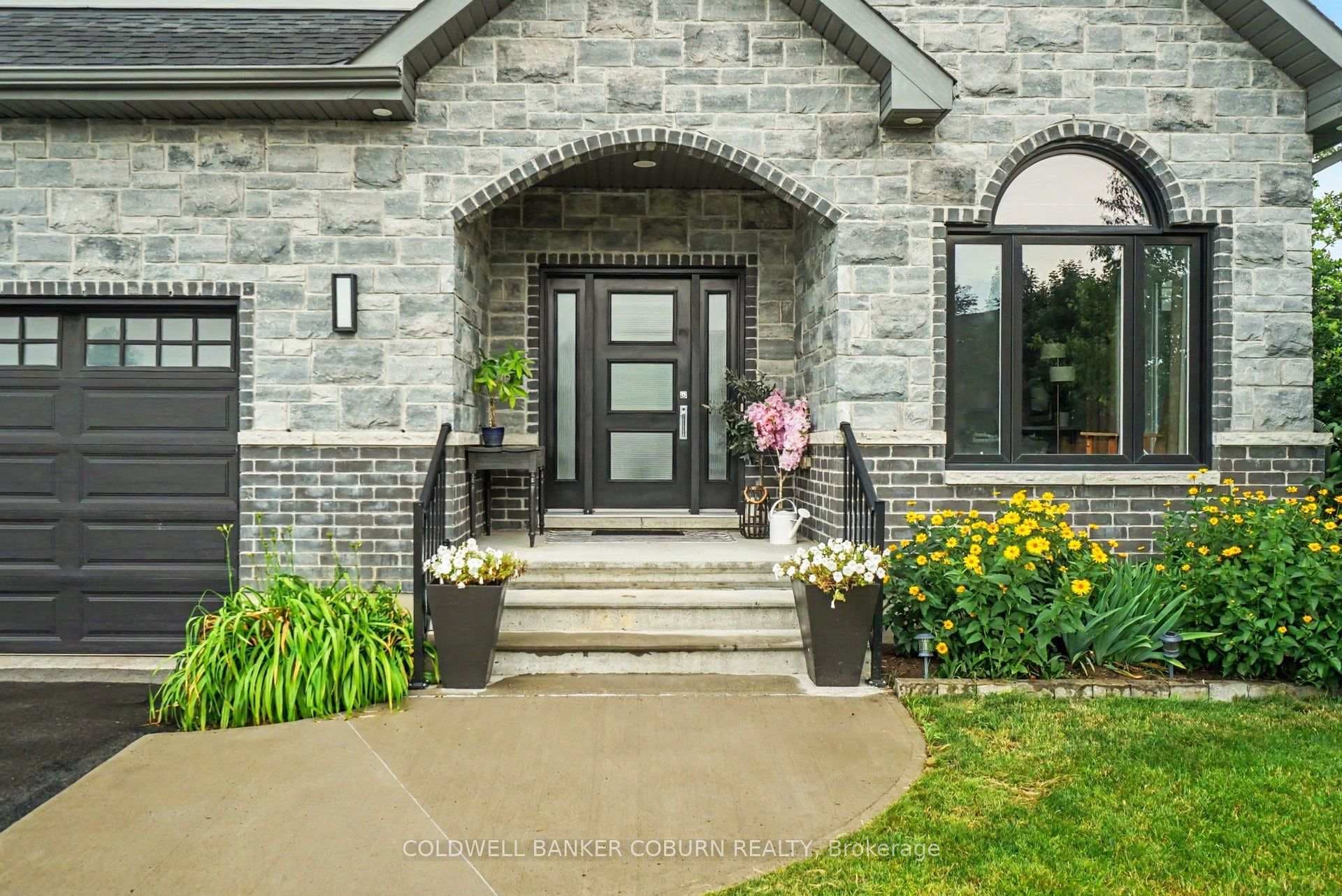88 Tabitha Crescent photo 2