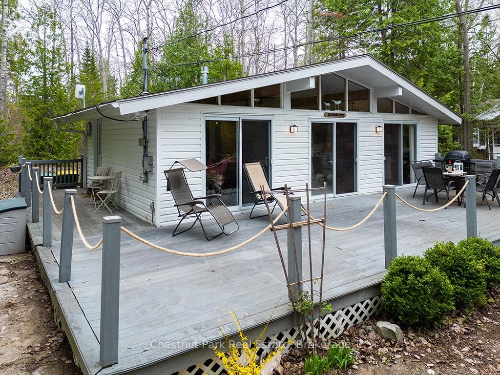 64 Thompson Avenue photo 12