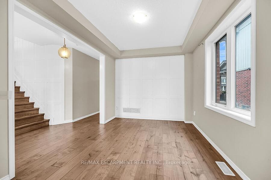 87 LARRY Crescent photo 9