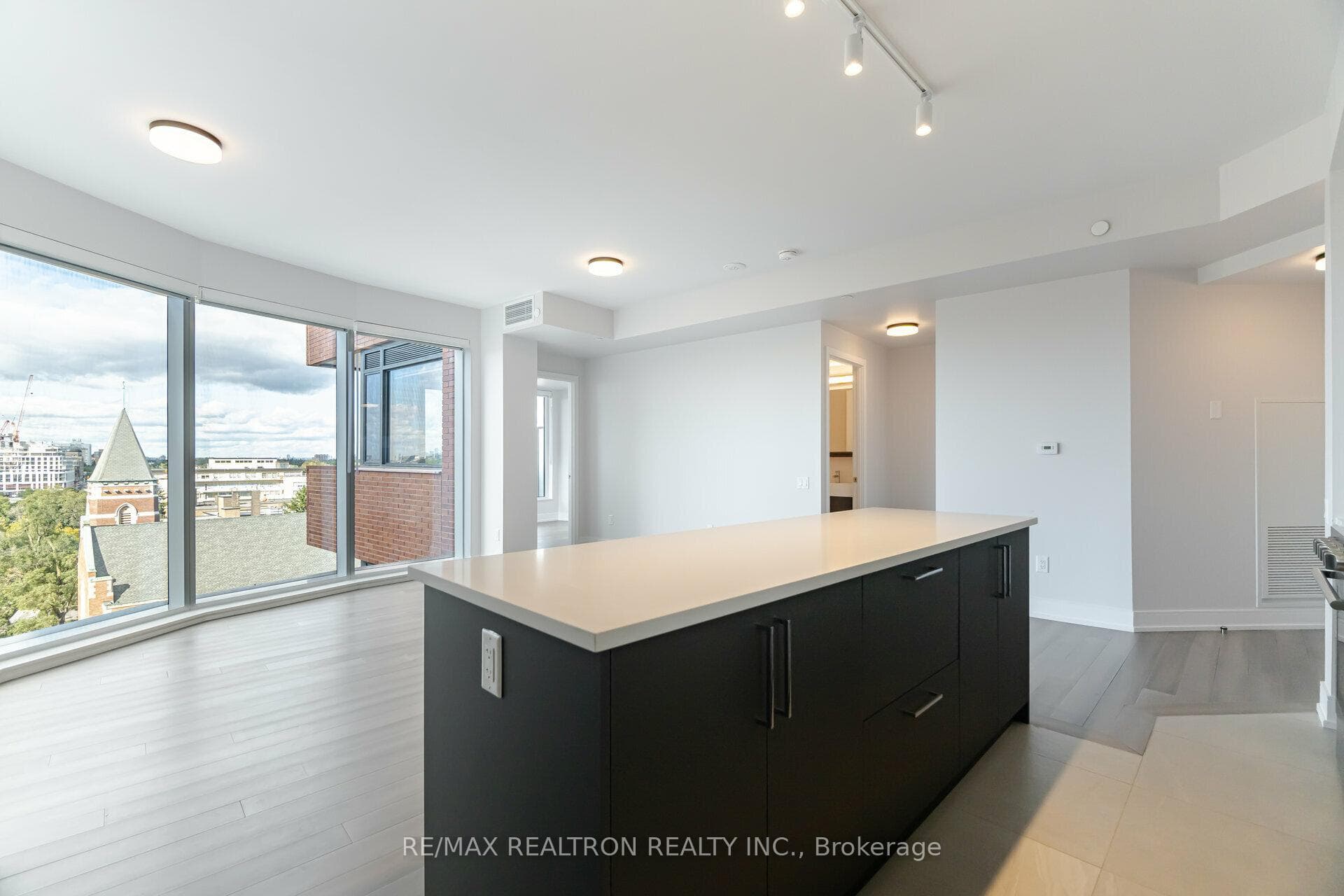 2525 Bathurst Street Unit 807 photo 4