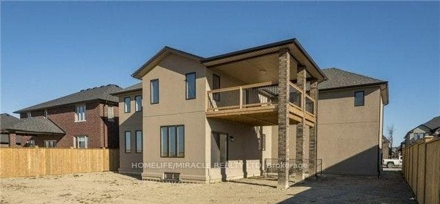 1119 Vincent Crescent photo 6