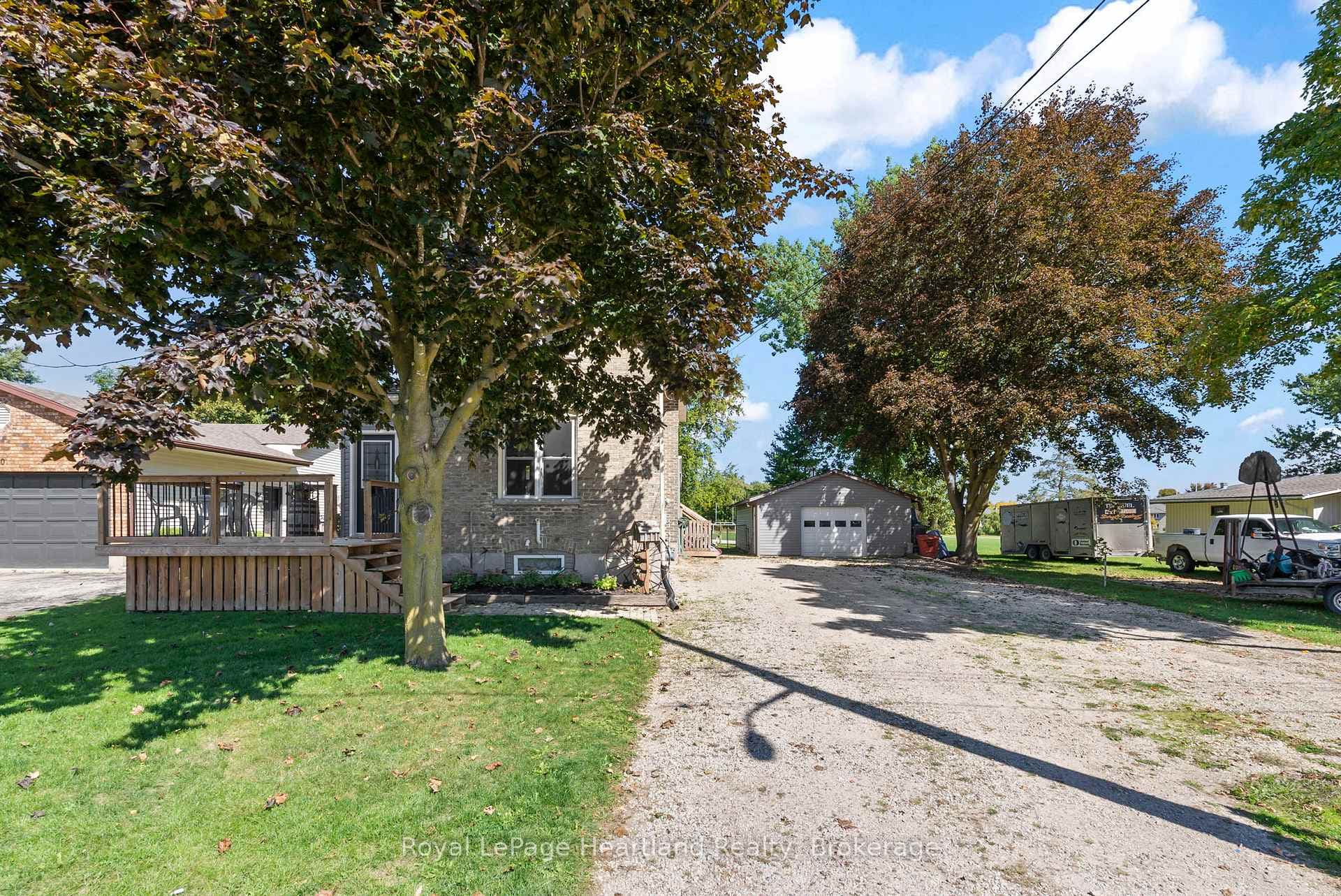 555 RAGLAN Street photo 2