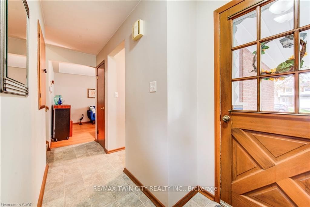 18 QUEENSTON Crescent photo 11