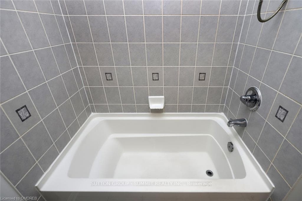 4034 DONNIC Drive photo 21