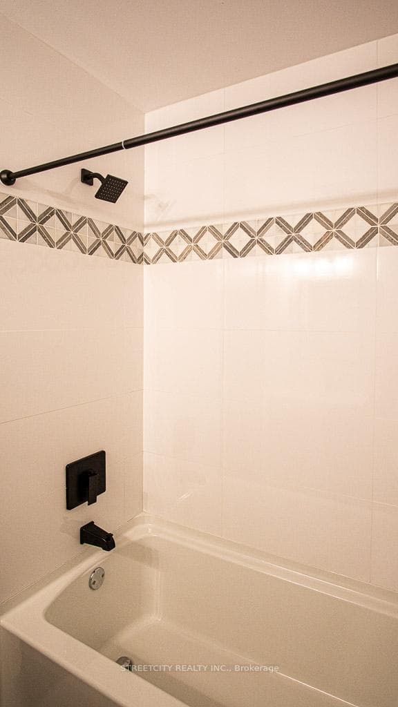 32 Mohegan Crescent photo 14