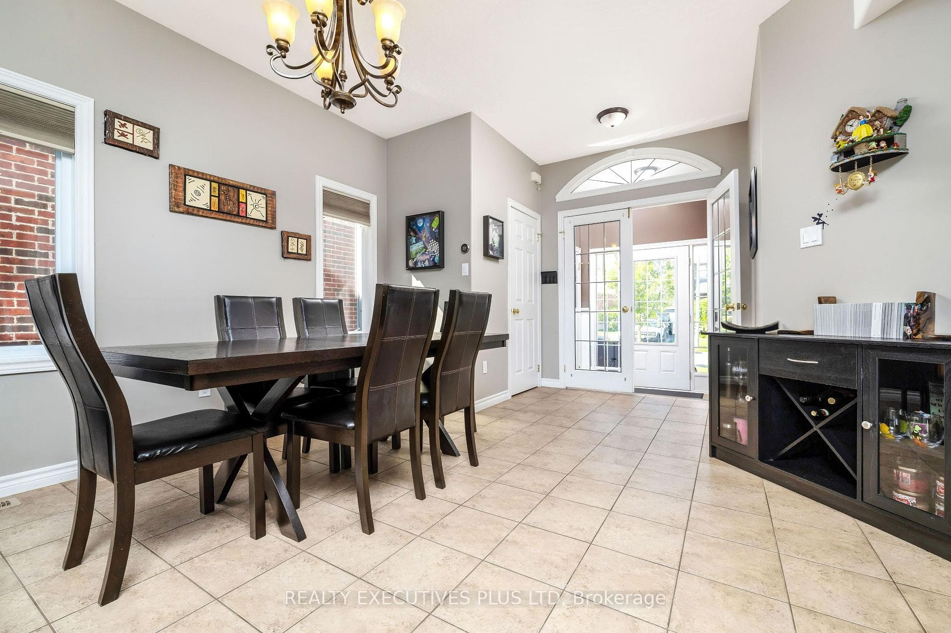 56 Dinnick Crescent photo 5