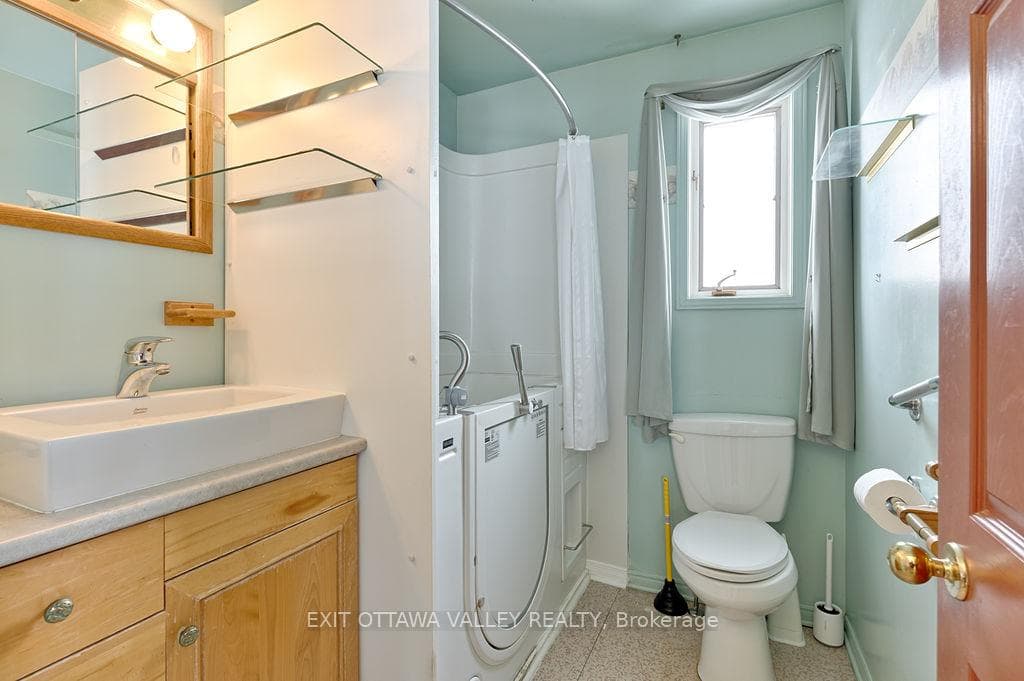 415 Trafalgar Road photo 16