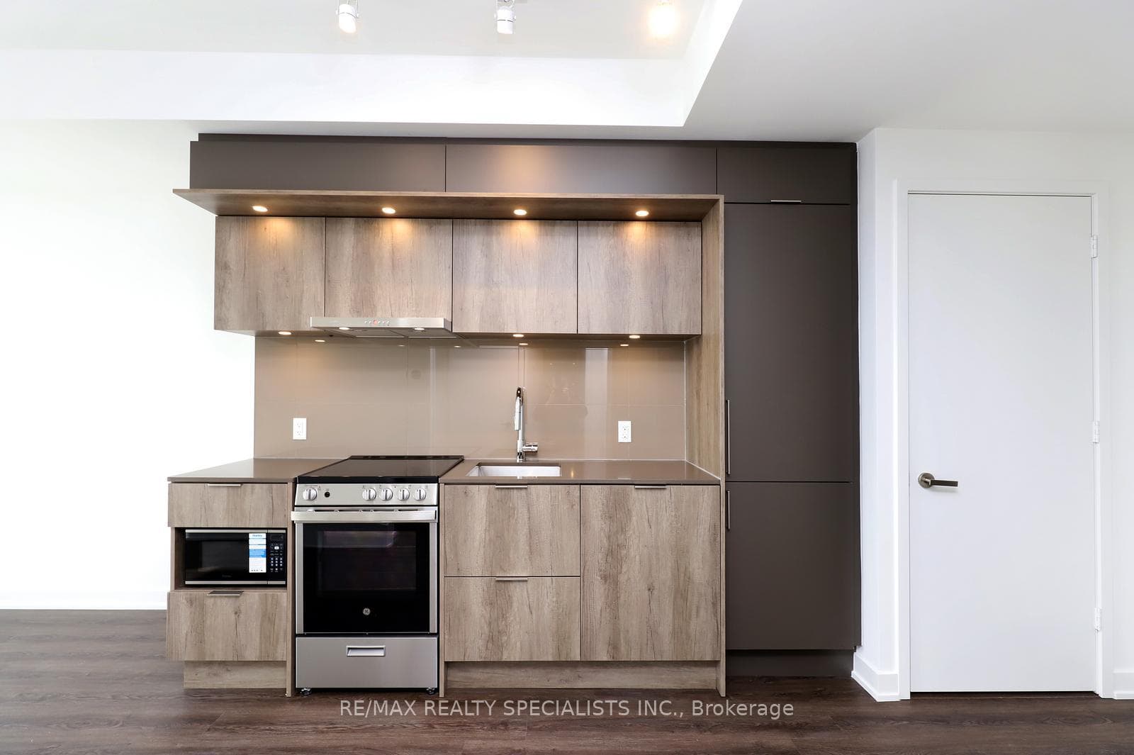 448 Burnhamthorpe Road Unit 1408 photo 8
